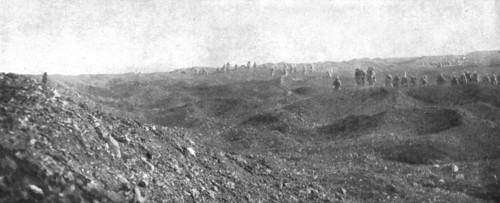 'Notre attaque du 24 octobre 1916; Continuant leur progression, les vagues d'assaut traversent la Pe Creator: Unknown.