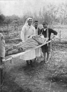 'Tombe dans la bataille pour Douaumont; le corps du generalde brigade Ancelm rapporte a l'ambulance' Creator: Unknown.