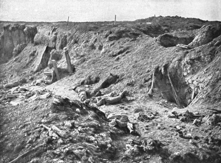 'Le Champ de Bataille de Combles; Les restes d'une installation allemande dans le chemin creux de Co Creator: Unknown.