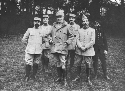 ''Les Vainqueurs; Le general Passaga entoure de son etat-major, au retour de la prise d'Hardaumont. Creator: Rettet.