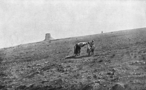 'Notre offensive en Macedoine; La releve des blesses au col de Gornitchevo, a l'Ouest du lac d'Ostro Creator: Unknown.
