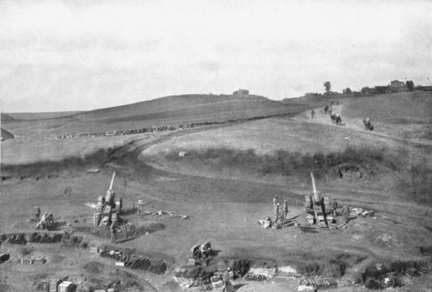 'Sur la Tcherna ; Pieces francaises de 155 long en batterie pour appuyer la progression de l'infante Creator: Unknown.