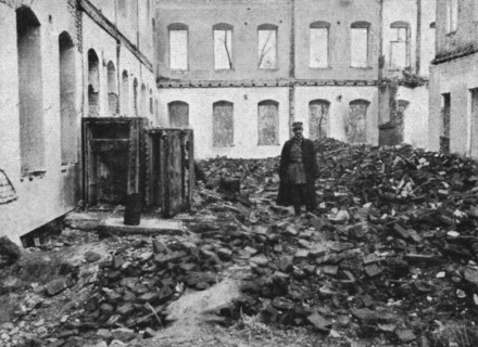 'La derniere etape de l'offensive; Les coffres-forts pilles par les Allemands dans la prefecture inc Creator: Unknown.