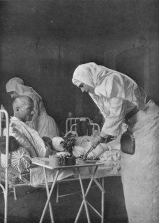 'Les revers Roumains ; au Palais Royal de Bucarest, transforme en ambulance: la reine Marie au cheve Creator: Unknown.