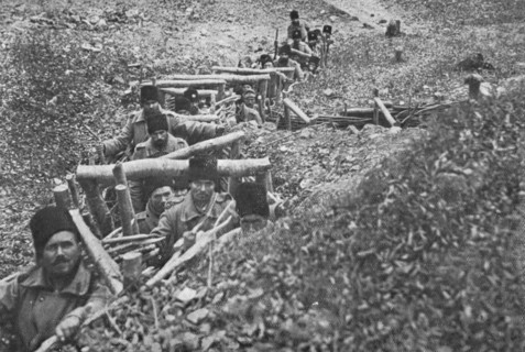 'Aux armees Roumaines ; soldats roumains dans un boyau d'acces aux tranchees', 1916. Creator: Unknown.