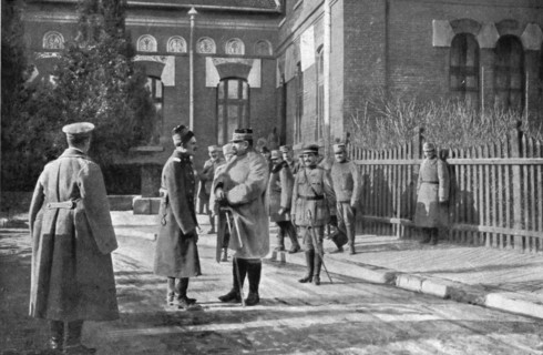 'Aux armees Roumaines ; le general Berthelot, chef de la mission militaire que la France a mise, ave Creator: Unknown.