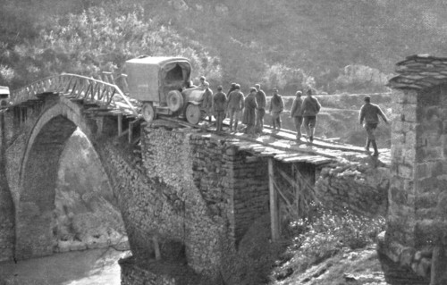 'les Italiens en Albanie ; un auto-camion italienen mauvaise posture sur le pont du Sarantaporos, a  Creator: Unknown.