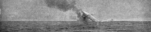 'Canonne, pius torpille en mer; Le zeppelin L-7, abattu le 4 mai 1916, au large de la cote du Slesvi Creator: Unknown.
