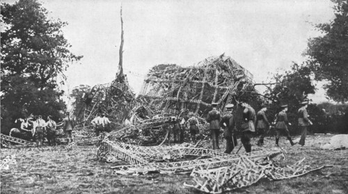 'Les epaves de l'air; Les debris du zeppelin L-32 abattu a coups de canon, dans la nuit du 23 au 24  Creator: Unknown.
