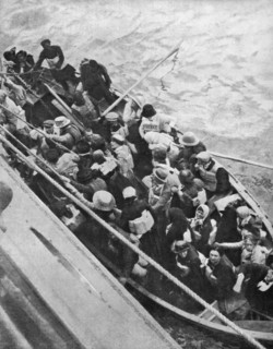 'La piraterie sous-marine; Un canot d epassagers du paquebot ARABIA, torpille par un sous-marin alle Creator: Unknown.