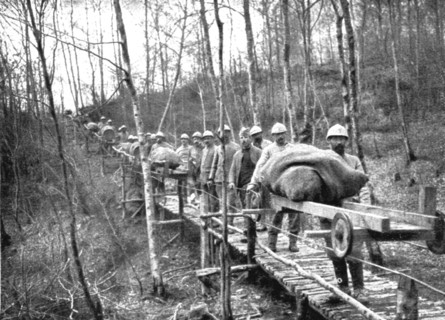 'Le repli allemand et l'intervention Americaine; Une installation ingenieuse: chariots suspendus rou Creator: Unknown.