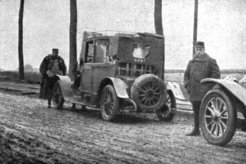 'Les hasards du service d'etat-major; Une voiture de secours va prendre en remorque la "blessee", do Creator: Unknown.