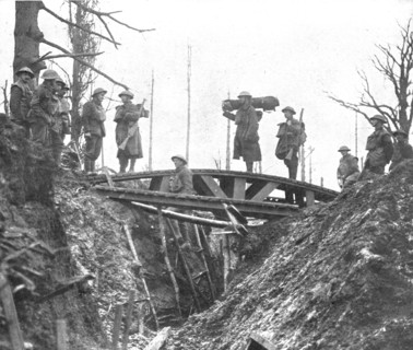 'La retraite allemande; La poursuite: passerelle jetee par les pionniers anglais sur une ancienne tr Creator: Unknown.