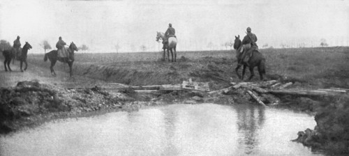 'L'avance Francaise; Une avant-garde de cavalerievient de contourner un veritable etang qui coupe la Creator: Unknown.