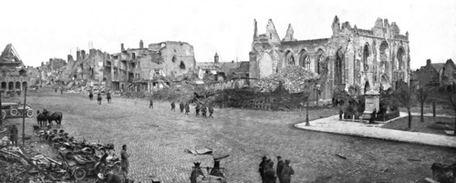''En territoire libere; La grande place de Peronne a l'entredes troupes britanniques, le 18 mars 191 Creator: Unknown.