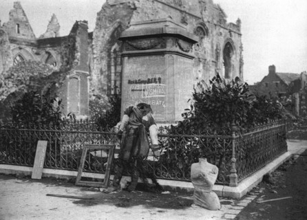 'Dans Peronne Saccagee: La profanation du monument de Catherine de Poix, dite Marie Foure: la statue Creator: Unknown.