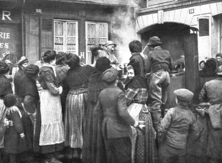 'De la joie pour Tous; On a enfincesse de souffrir de la faim: a Noyon, la population se presse aux  Creator: Unknown.