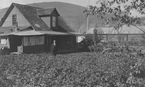 Man in frontyard of house, between c1900 and 1916. Creator: Unknown.