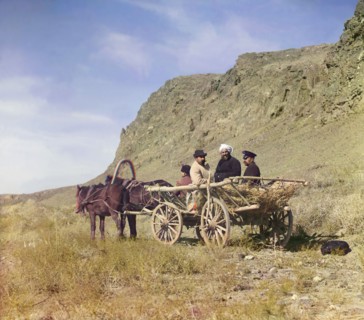 At work on the upper reaches of the Syr-Darya, Golodnaia Steppe, between 1905 and 1915. Creator: Sergey Mikhaylovich Prokudin-Gorsky.