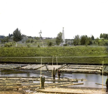 Men on rafts in foreground, 1909. Creator: Sergey Mikhaylovich Prokudin-Gorsky.