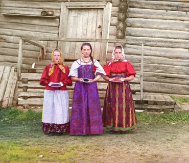 Peasant girls [Russian Empire], 1909. Creator: Sergey Mikhaylovich Prokudin-Gorsky.