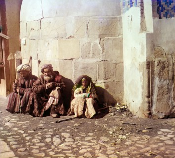 Beggars, Samarkand, between 1905 and 1915. Creator: Sergey Mikhaylovich Prokudin-Gorsky.