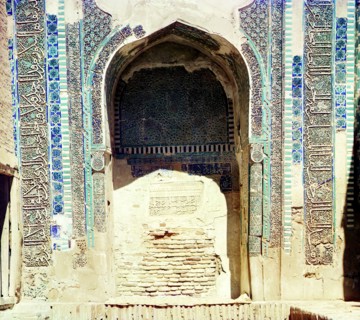 Niche in back wall of Shakh-i Zindeh [mosque], Samarkand, between 1905 and 1915. Creator: Sergey Mikhaylovich Prokudin-Gorsky.