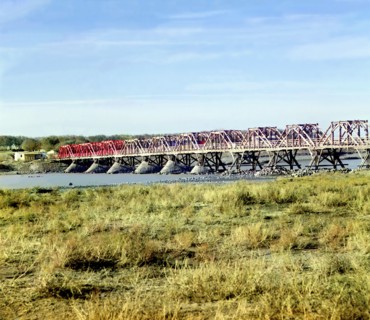 Bridge beyond the rapids, over the Syr-Darya from the right bank, Golodnaia..., between 1905-1915. Creator: Sergey Mikhaylovich Prokudin-Gorsky.