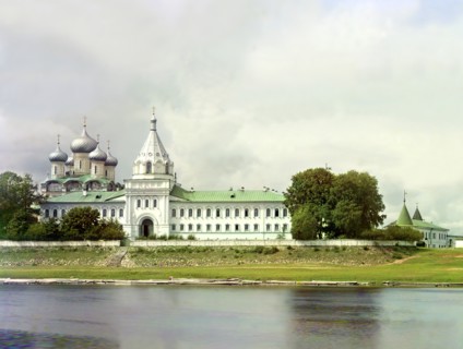 Vodianye Gates and archbishop's chambers, Ipatievsky Monastery, Kostroma, 1911. Creator: Sergey Mikhaylovich Prokudin-Gorsky.