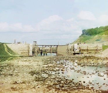Soon-to-be-finished portion of the lock, Kuzminskoe, 1912. Creator: Sergey Mikhaylovich Prokudin-Gorsky.