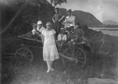 Mikhail Alekseevich. Pavlov with his Family and Acquaintances on a Picnic, 1920s. Creator: Unknown.
