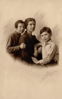 Briner (née Blagovidova) Vera Dmitrievna with her daughter Irina and nephew Julius (Yul..., 1928. Creator: Unknown.