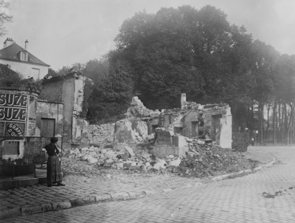 Senlis, Rue de la Republique, 1914. Creator: Bain News Service.