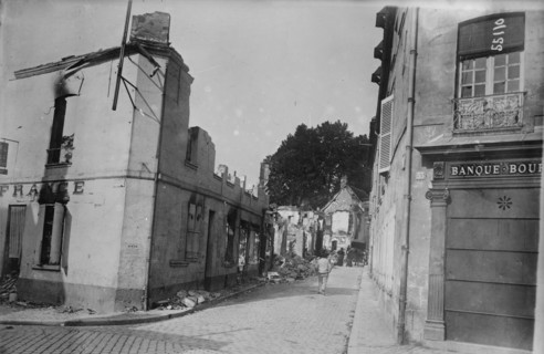Rue Bellan [i.e., Bellon], Senlis, 1914. Creator: Bain News Service.