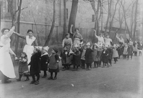 Berlin, Children of soldiers at front, between 1914 and c1915. Creator: Bain News Service.