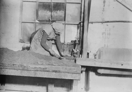 English women sifting steel grit, between c1915 and 1918. Creator: Bain News Service.