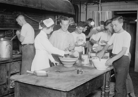 Making army cooks, Pratt Institute, 9 Aug 1917. Creator: Bain News Service.