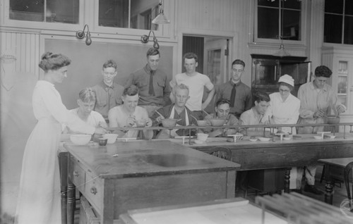 Cooking, Pratt Institute, Miss Hanks [i.e. Hanko] & Miss Kierstead, 26 Aug 1917. Creator: Bain News Service.