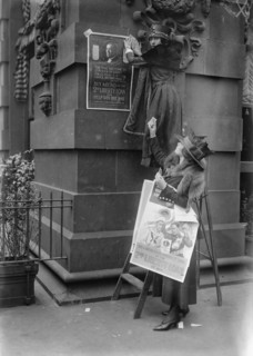 Elise Robert & Dorothy Kohn, Oct 1917. Creator: Bain News Service.