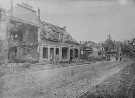 Ham - Noyon St. & Nide Blvd., between c1915 and c1920. Creator: Bain News Service.