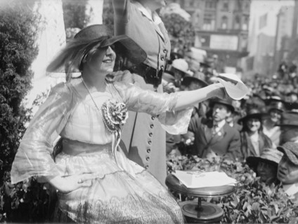 Farrar sells bonds, 15 Apr 1918. Creator: Bain News Service.