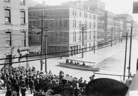Cin'ti [i.e., Cincinnati] under water, between c1910 and c1915. Creator: Bain News Service.