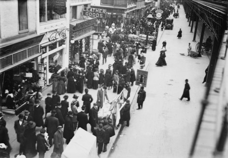 6th Ave., Xmas shoppers [New York], 1910. Creator: Bain News Service.