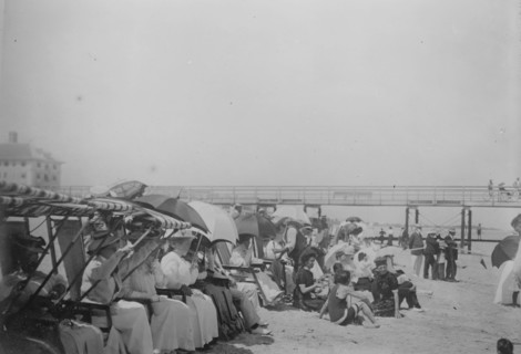 Crowd on beach for motor boat races, Palm Beach, 1910. Creator: Bain News Service.