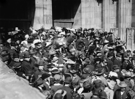 Easter - entering St. Thomas's, between c1910 and c1915. Creator: Bain News Service.