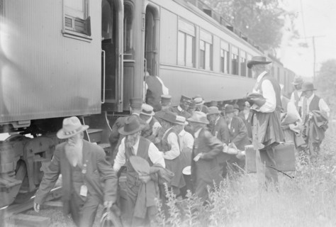 Vets. entraining - Gettysburg, 1913. Creator: Bain News Service.