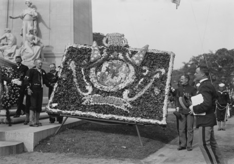 MAINE Monument -- Flowers from Cubans, 1913. Creator: Bain News Service.