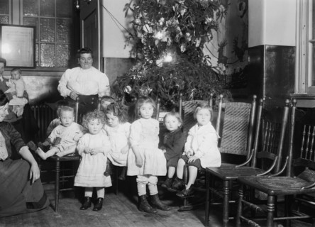 N.Y.C. lodging house -- Xmas tree, between c1910 and c1915. Creator: Bain News Service.