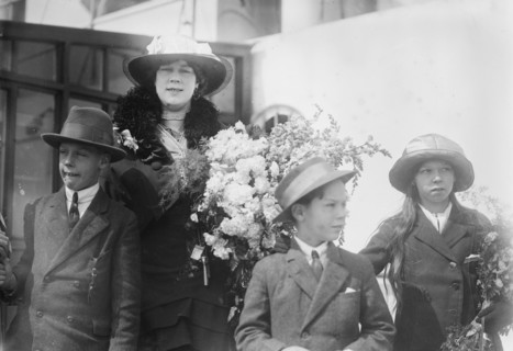 Clara Butt & children, between c1910 and c1915. Creator: Bain News Service.