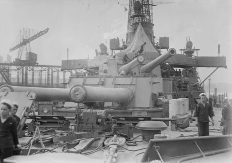 NEW YORK -- 14' guns forward, between c1910 and c1915. Creator: Bain News Service.